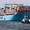 Maersk desviará barcos lejos del mar Rojo durante “el futuro predecible”